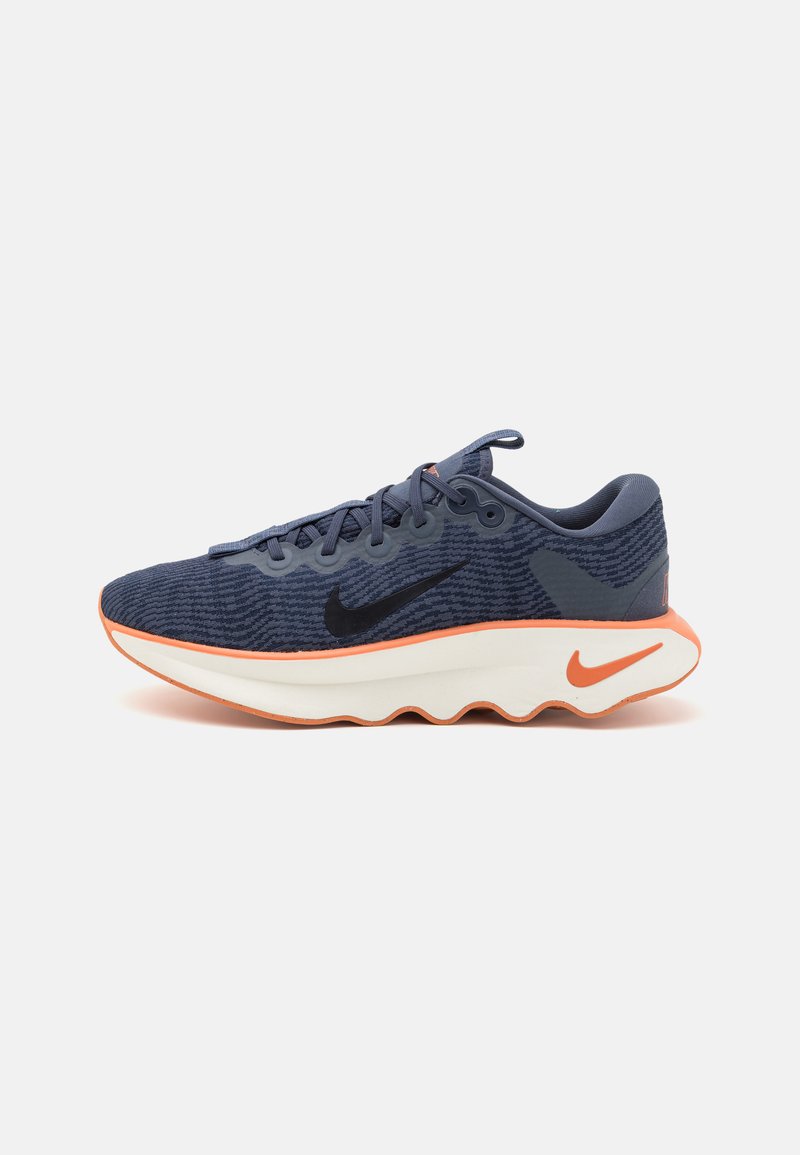 Blå strikket atletisk sko med en hvid og orange sål, der har sort Nike swoosh-logo og en tekstureret overdæksel for komfort.