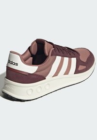 Tenisky Adidas v maroonové a bílé barevné kombinaci, vyrobené z materiálů síťoviny a suédé, s polstrovanou podrážkou označenou "CLOUDFOAM."
