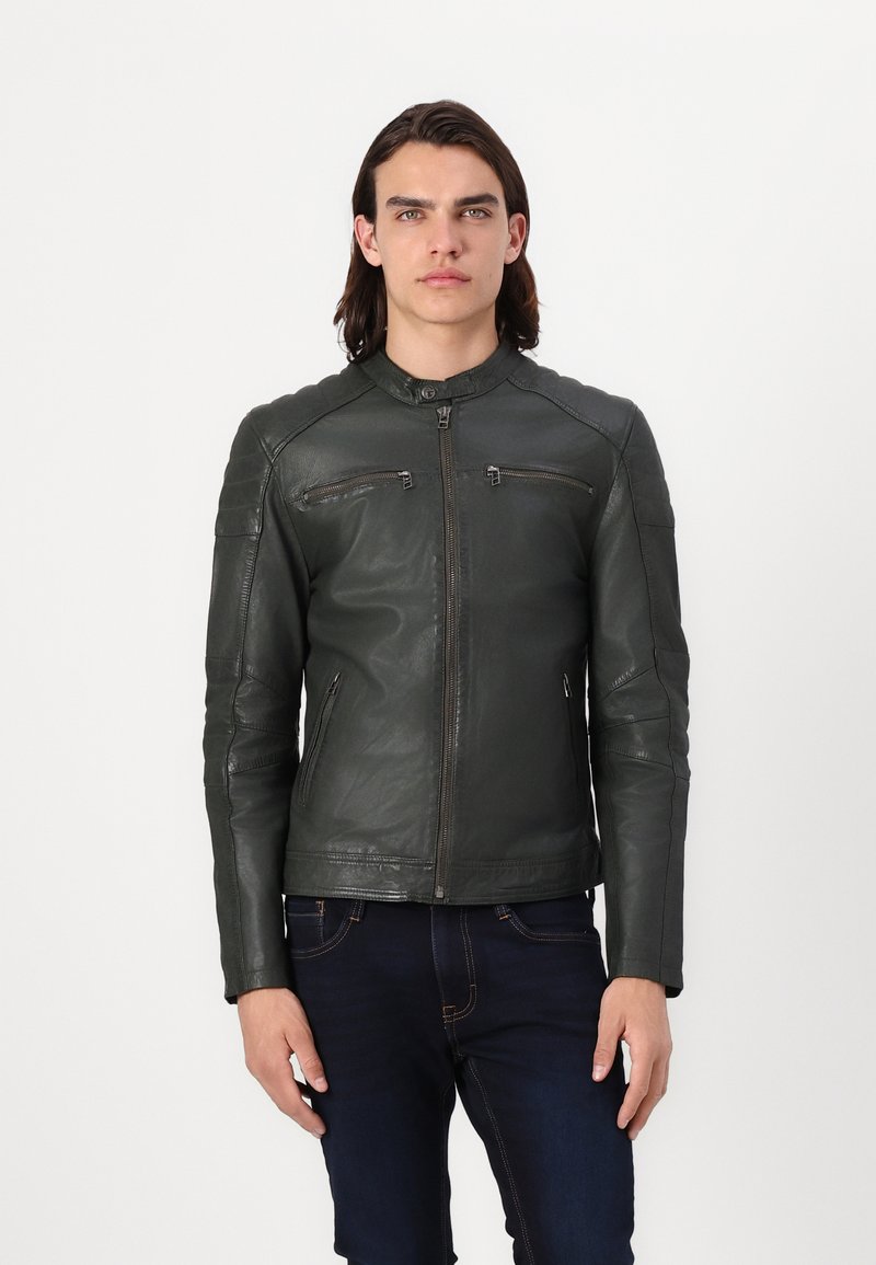 Veste en cuir verte au design ajusté, col montant, fermeture éclair à l'avant et poches, empiècements texturés aux coudes et finition lisse.