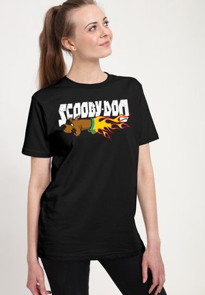 Schwarzes T-Shirt mit einem Grafikdruck von Scooby-Doo, Flammen und fetten Buchstaben. Kurze Ärmel, Rundhalsausschnitt, glatte Stoffstruktur.