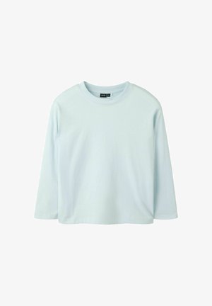 Lichtblauw shirt met lange mouwen en ronde hals, rechte zoom en een zwart label met "LMTD" aan de hals.