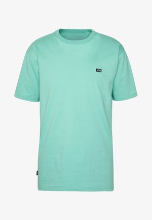 T-shirt en coton vert menthe avec un col rond, des manches courtes, et un petit patch logo Vans noir sur la poitrine gauche. Texture lisse.