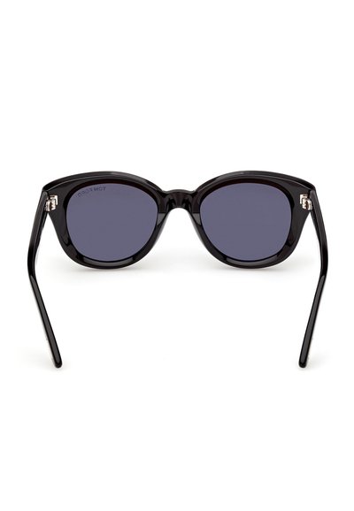 Ochelari de soare negri cu ramă tip „ochi de pisică”, cu lentile închise la culoare și rame lucioase, prezentate din față pe un fundal alb.