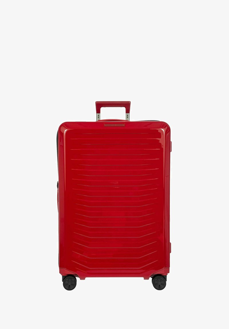 Valigia rigida rossa con finitura lucida, motivo a linee orizzontali, manico estensibile e quattro ruote girevoli per una facile manovrabilità.