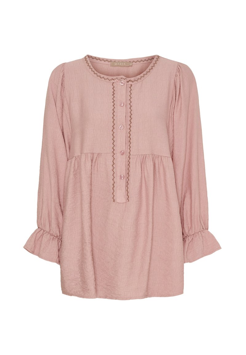 Lyserød bluse med lange ærmer i struktureret stof, rund halsudskæring, frontknapper og flæser ved ærmerne. Har dekorativ syning langs placket.