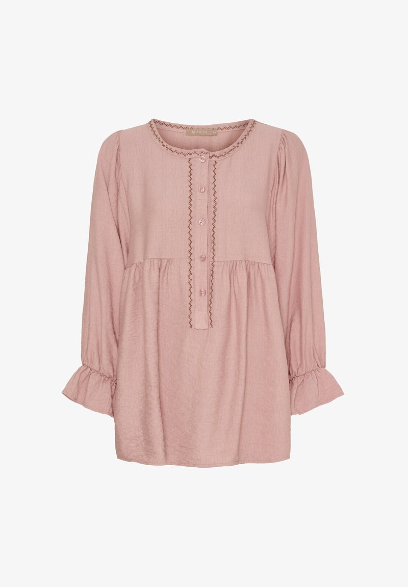 Lyserød bluse med lange ærmer i struktureret stof, rund halsudskæring, frontknapper og flæser ved ærmerne. Har dekorativ syning langs placket.