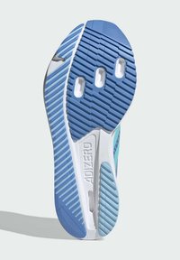 Plavi i bijeli potplat atletskih tenisica s teksturiranom površinom, koji sadrži utore i rezove za prianjanje, označen "ADIZERO".
