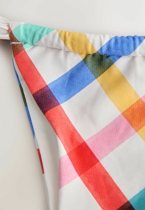 Többszínű kockás szövet, piros, kék, sárga, zöld és rózsaszín négyzetekkel. Simább textúra, az élén szegélyezett varrással.