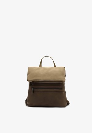 Zaino marrone e beige con una parte superiore pieghevole, tasca frontale con zip e superficie liscia. Realizzato in pelle o materiale sintetico, forma rettangolare.