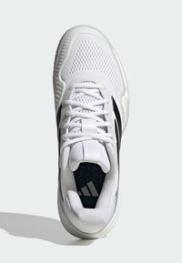 Biela športová obuv s vrchnou časťou z sieťoviny, odpruženou podrážkou, čiernymi detailmi po bokoch a výrazným systémom šnurovania.