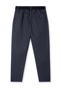 Pantaloni blu navy con vestibilità comoda, cintura elastica e una tasca posteriore. Tessuto liscio con finitura opaca e senza motivi visibili.
