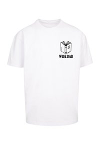 Weißes Baumwoll-T-Shirt mit einem schwarzen Grafik eines offenen Buches und dem darunter gedruckten Text "WEISER VATER". Kurze Ärmel und normale Passform.
