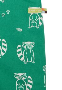 Grüner Stoff mit weißen Illustrationen von Waschbären, Pilzen und ovalen Formen. Enthält ein Etikett mit der Aufschrift "laut + stolz" in bunten Akzenten.