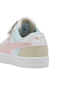 Sneakers multicolori Puma con una suola intermedia bianca. Presentano pannelli nei toni del rosa pastello, blu e beige, una fibbia in Velcro e un logo impresso sul tallone.
