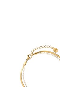 Collier en chaîne dorée avec fermoir à homard, maillons réglables et une petite rangée de perles blanches accompagnée d'une étiquette circulaire de marque.