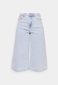 Calças culottes de denim azul claro com design de perna larga, cintura alta e fecho frontal com botão. Apresenta uma textura ligeiramente desbotada e costura padrão.