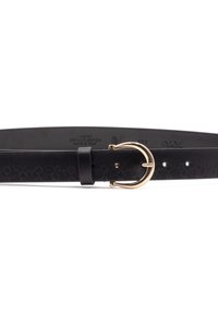 Zwarte leren riem met een gestructureerd patroon, voorzien van een gouden ronde gesp en meerdere verstelgaten. Gemaakt in Italië.