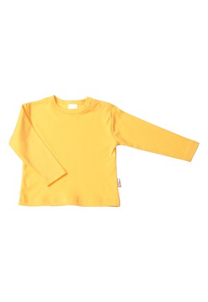 Langärmliges gelbes Baumwollshirt mit rundem Halsausschnitt und einem kleinen Druckknopf-Detail an einer Schulter. Verfügt über eine glatte Textur.