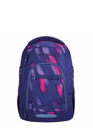 Lila Rucksack mit einem Farbverlauf-Design und pinken Akzenten. Hergestellt aus strapazierfähigem Stoff, mit verstellbaren Riemen und Reißverschlüssen.