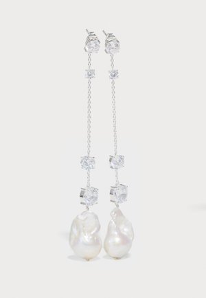 Silver chain earrings featuring irregular-shaped white pearls and sparkling clear crystals, accentuated by cube-shaped metal details.