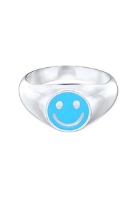 Silberring mit einem glatten, abgerundeten Band, das in der Mitte ein blaues Smiley-Gesicht-Muster zeigt. Minimalistischer Stil mit glänzender Oberfläche.