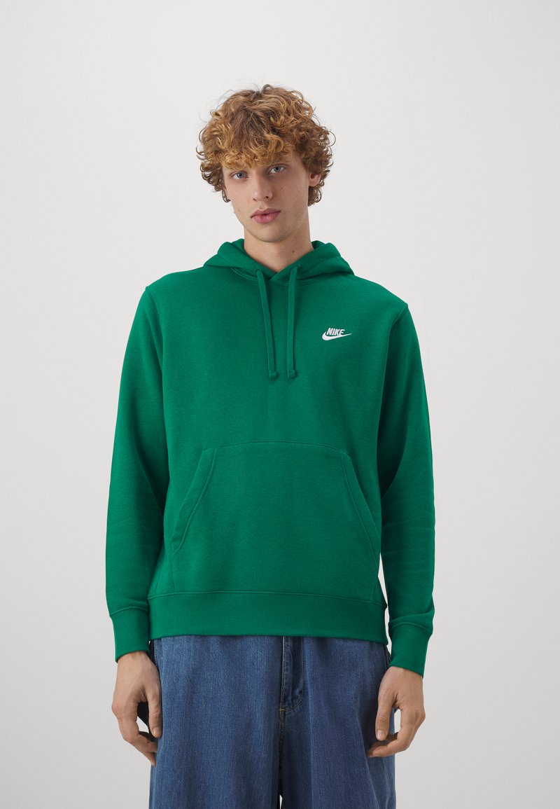 Sudadera con capucha verde hecha de un tejido suave, cuenta con un bolsillo en la parte frontal, cordones ajustables y un logo de Nike blanco en el pecho.