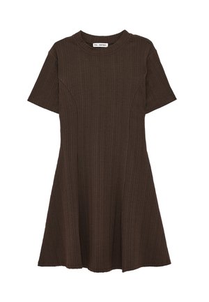 Vestido marrón de punto acanalado, de manga corta y largo hasta la rodilla, con cuello redondo y detalles sutiles en las costuras sobre fondo blanco.