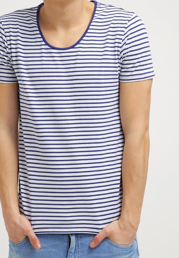 T-Shirt mit kurzen Ärmeln aus weichem Stoff, mit horizontalen navyblauen und weißen Streifen, einem runden Halsausschnitt und einem lockeren Schnitt.