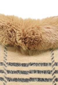 Collare in pelliccia sintetica di colore marrone chiaro, incorniciato da un tessuto beige con strisce scure texture. Texture morbida con un design avvolgente.