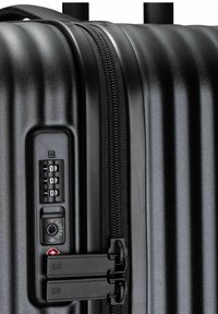 Schwarzer Hartschalenkoffer mit strukturiertem Streifendesign, Zahlenschloss, zwei Reißverschlüssen und TSA-Gepäckschloss-Detail.
