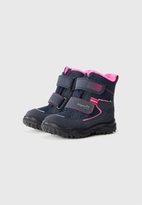 Tumesinine talvejalanõud roosade aktsentidega, kaks Velcro rihma, kummist tallad ja polsterdatud krae soojuse ja mugavuse tagamiseks.