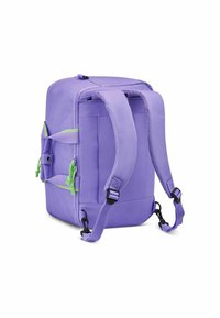 Sac à dos violet en tissu durable, avec des accents verts, des bretelles ajustables, et une forme rectangulaire avec une poche à l'avant.