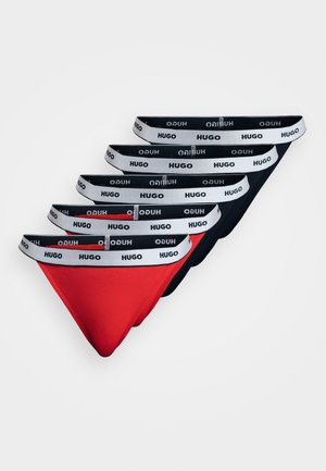 Hugo merk thong ondergoed in rood en zwart. Bevat een zachte stof met elastische taillebanden die de merknaam in contrasterende kleuren tonen.