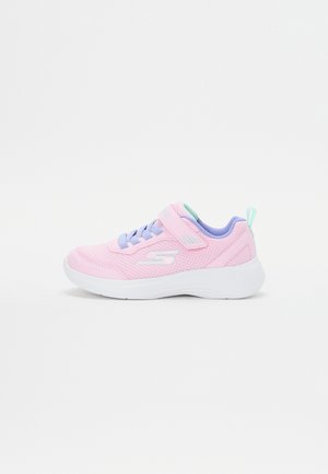 Zapatilla de malla rosa con una suela de goma blanca, acentos azul claro y una correa de velcro. Forma redondeada con un cuello acolchado para mayor comodidad.