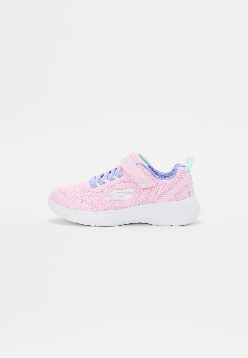 Rózsaszín hálós sportcipő fehér gumitalppal, világoskék díszítéssel és tépőzáras pánttal. Lekerekített forma, párnázott nyakkal a kényelem érdekében.