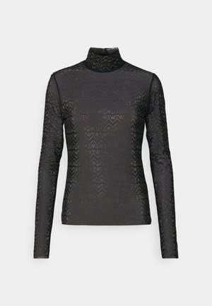 Camiseta de cuello alto negra de manga larga con un patrón ondulado formado por pequeños agujeros, adornada con acentos metálicos para un aspecto texturizado.