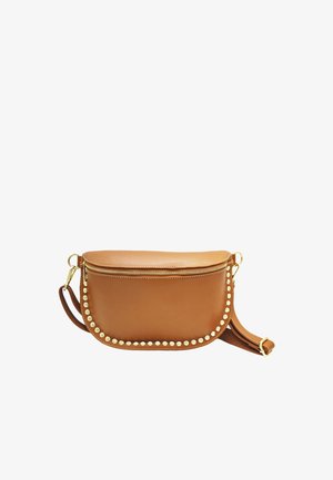 Sac bandoulière en cuir marron avec des clous dorés le long du rabat avant et une fermeture éclair dorée, doté d'une sangle d'épaule réglable.