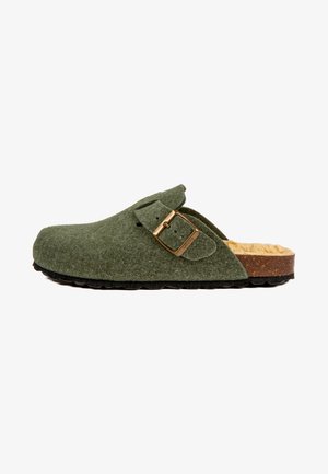 Pantoufle en feutre de laine vert olive avec une seule boucle réglable, semelle en liège naturel et semelle en caoutchouc noir texturé.