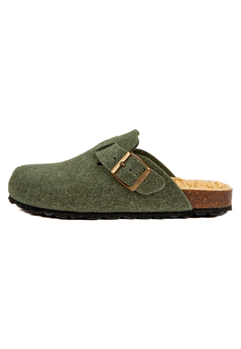 Pantoufle en feutre de laine vert olive avec une seule boucle réglable, semelle en liège naturel et semelle en caoutchouc noir texturé.