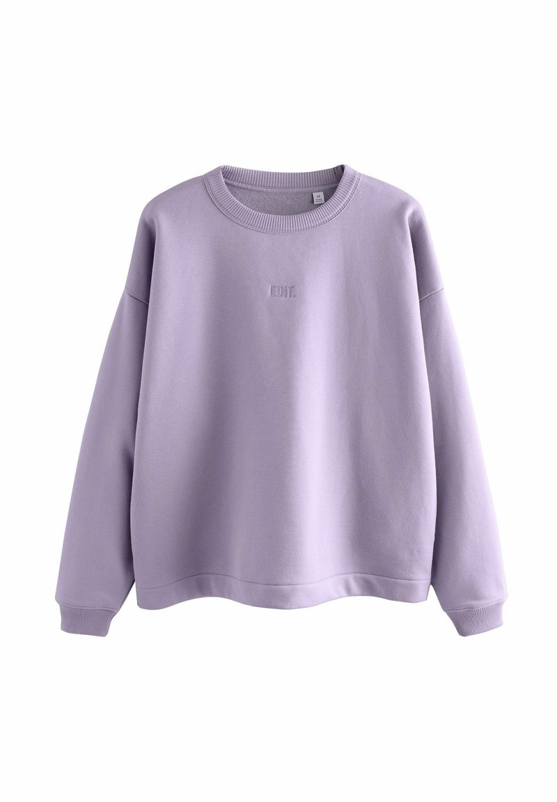 Lavendel sweatshirt met een ronde hals, lange mouwen en geribbelde manchetten. Heeft subtiele tekst "EDIT." geborduurd aan de voorkant. Zachte katoenmateriaal.
