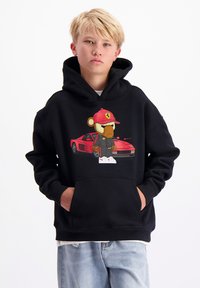 Zwarte hoodie met een vooraanstaande afbeelding van een beer in een rode pet, gecombineerd met een rode sportauto. Kangoeroezak, ribgebreide manchetten en zachte stof.