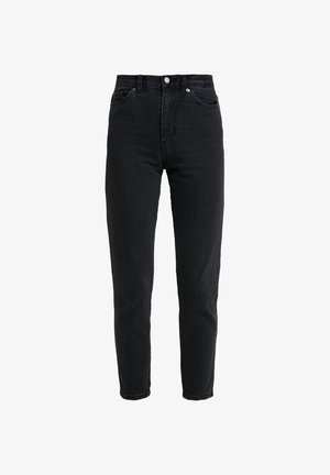 Schwarze Jeans mit hoher Taille, vorderem Knopf und Reißverschluss, zwei vorderen Taschen und einem verjüngten Bein auf weißem Hintergrund.