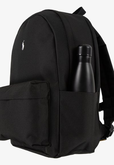 Čierny textilný batoh so štruktúrovaným tvarom, ktorý má bočnú kapsu s čiernou fľašou a malé biele logo na prednej strane.