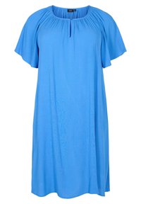 Ljusblå klänning med kort ärm och lös passform, med en rynkad halsringning och subtil textur, som når till mitten av låret.