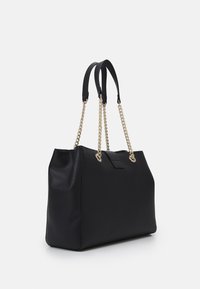 Svart läder toteväska med guldkedjeaccents och dubbla tygremmar. Har en strukturerad form och minimalistisk design.