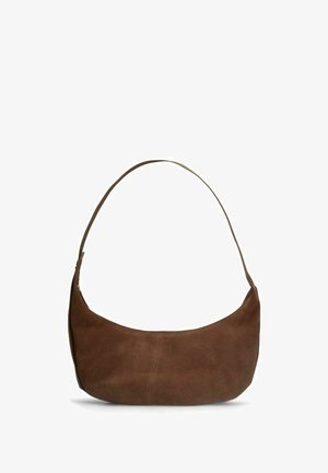 Bruine suède schoudertas met een gebogen vorm en een enkele schouderband, met een ritsluiting en een gladde textuur.