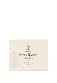 Valkoinen kortti, jossa on värikkäitä pisteitä. Havainnekuva kaniinista ja tekstit: "Peter Rabbitin maailma," "Beatrix Potter" ja "Fablielma Englanti."