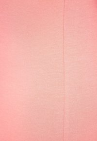 Ljust rosa bomullstyg med en jämn textur och subtil stretch, med en ren, rak söm i mitten.