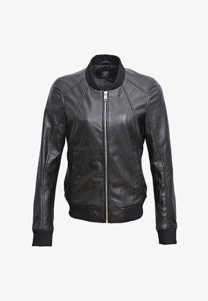 Chaqueta bomber de cuero negro con un cuello acanalado, cierre de cremallera en la parte frontal y bolsillos laterales. Presenta puños ajustados y detalles de costura sutiles.