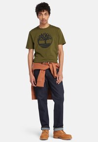 Timberland KENNEBEC RIVER TREE LOGO SHORT SLEEVE - Triko s potiskem - dark olive